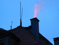Ein Kaminbrand im Ortsteil Eppe beschäftigte am Montagmorgen die ehrenamtlichen Kräfte der Feuerwehr sowie den zuständigen Schornsteinfeger.