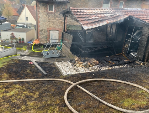 Der Brand einer Gartenhütte in Marsberg-Oesdorf sorgte am Donnerstag (27. April 2023) um 19 Uhr für einen Einsatz der Feuerwehr.