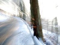 Starker Schneefall und glatte Straßen bestimmen das Bild am 17. Januar 2024 im Landkreis Waldeck-Frankenberg. 