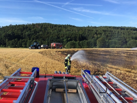 Feuerwehr, Polizei und Rettubngskräfte, unterstützt durch eine Landwirt, waren am 7. August an der A7 im Einsatz.