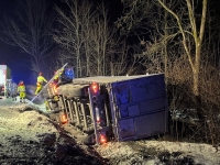 Ein mit Getreide beladener Sattelauflieger kippte am 16. Januar 2026 auf der B 68 bei Hardehausen um und sorgte für eine stundenlange Vollsperrung der Bundesstraße.