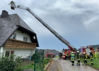 Nach einem Gewitter kam es am Samstagabend (19. August 2023) im Briloner Ortsteil Rösenbeck zu einem beginnenden Dachstuhlbrand.