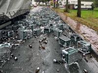 Rund 80 Bierkisten stürzten am 9. Oktober 2026 bei Siddessen von einem Sattelzug auf die B 252.