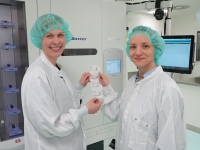 Janina Schütz (Krankenhausapothekerin, links) und Sandy Strödter (Leitungsteam der Krankenhausapotheke) präsentieren eine Beispielverpackung, die gerade vom Uni-Dose-Automaten fertiggestellt wurde. 