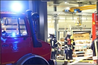 In einem Industriebetrieb kam es am Mittwochabend zum Brand einer Maschine in einer Halle. 