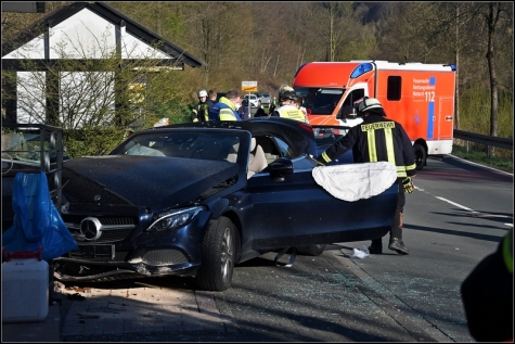 Der Pkw geriet außer Kontrolle und prallte gegen den Treppenbereich eines Wohnhauses.