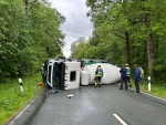 Frischer Beton floss nach dem Unfall am 12. Mai 2026 aus der Ladetrommel in den Straßengraben.