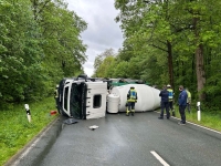 Frischer Beton floss nach dem Unfall am 12. Mai 2026 aus der Ladetrommel in den Straßengraben.