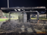 Eine der ausgebrannten Holzhütten auf dem Sportgelände in Allendorf/Eder am 23. August 2026. Gegen einen 32-jährigen Tatverdächtigen wurde inzwischen Untersuchungshaft angeordnet.