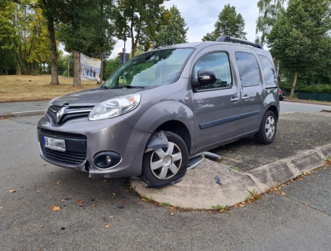 Am 28. September 2021 wurde dieser Renault auf einer Verkehrsinsel &quot;geparkt&quot; und später abgeschleppt.