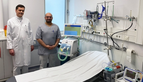 v.l. PD Dr. med. Matthias Klingele, Chefarzt der Inneren Medizin, und Yaseen Omar, Chefarzt der Zentralen Notaufnahme, in einem Behandlungszimmer der ZNA.