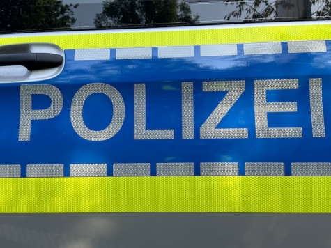 Die Polizei ist auf der Suche nach Zeugen, da unbekannte Täter auf dem Außengelände eines Autohauses in Frankenberg zwei Fahrzeuge beschädigt haben.