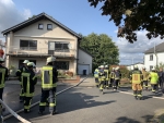 Die Feuerwehr beim Einsatz vor dem Brandobjekt.