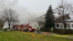 Ein Küchenbrand griff auf den Dachstuhl über und löste umfangreiche Löschmaßnahmen aus.