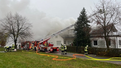 Ein Küchenbrand griff auf den Dachstuhl über und löste umfangreiche Löschmaßnahmen aus.