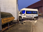 Am 18. November 2025 ereignete sich an der B 485 in Mehlen ein Unfall, bei dem ein Kleinbus gegen ein Wohnhaus prallte.