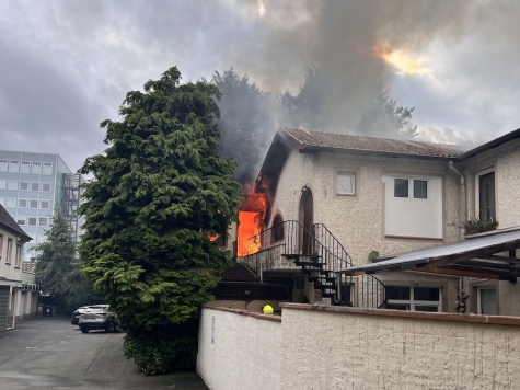 Eine Wohnung im Obergeschoss eines Mehrfamilienhauses stand am 17. August 2026 in der Grunigerstraße in Vollbrand.