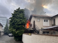 Eine Wohnung im Obergeschoss eines Mehrfamilienhauses stand am 17. August 2026 in der Grunigerstraße in Vollbrand.