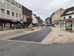 Neuer Asphalt ersetzt das Pflaster auf der Bahnhofstraße.