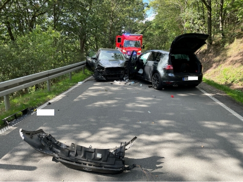 Zwei Autofahrer wurden am 16. September 2026 bei einem Zusammenstoß auf der L 740 zwischen Münden und Medebach verletzt.