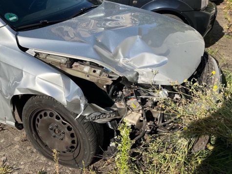 Nach einer Unfallflucht an der Umlostraße suchte die Polizei am 3. August 2026 nach einem beschädigten Volkswagen.
