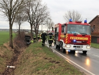 Bei einem Unfall auf der Landesstraße 838, kurz vor Körbecke, ist am Montag (19. Februar 2024) ein Auto in einen Graben geraten und gegen einen Baum gestoßen.