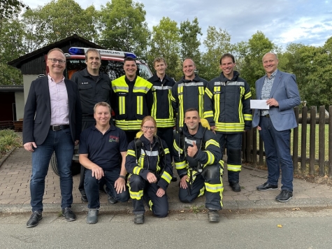 Ober Reihe von links nach rechts (stehende Personen): Bürgermeister Nationalparkgemeinde Vöhl Karsten Kalhöfer, GBI Vöhl Marco Amert, FF Sachsenberg Nico Valentin, FF Sachsenberg Jan Czapanski, FF Sachsenberg Sascha Hoidem, Wehrführer FF Orke Christian Dittrich, Bürgermeister Stadt Lichtenfels Hennig Scheele Untere Reihe von links nach rechts (hockende Personen): FF Orke / Edersee Marketing GmbH Karuna Eckel, FF Orke Chiara Kalhöfer, Stellv. Wehrführer FF Orke Steffen Heinemann