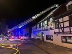 Unter Atemschutz gingen Einsatzkräfte in Bad Arolsen am 7. August 2026 zur Brandbekämpfung und Kontrolle der Wohnungen vor.
