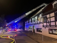 Unter Atemschutz gingen Einsatzkräfte in Bad Arolsen am 7. August 2026 zur Brandbekämpfung und Kontrolle der Wohnungen vor.