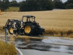 Feuerwehrkräfte löschen einen John Deere Traktor, der auf der K 101 zwischen Altenhaina und Halgehausen in Brand geraten war.