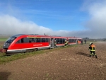 Die Feuerwehr Bad Arolsen im Einsatz nach dem Zusammenstoß eines PKW mit einem Zug. Drei Personen wurden verletzt.