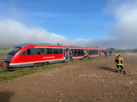 Die Feuerwehr Bad Arolsen im Einsatz nach dem Zusammenstoß eines PKW mit einem Zug. Drei Personen wurden verletzt.