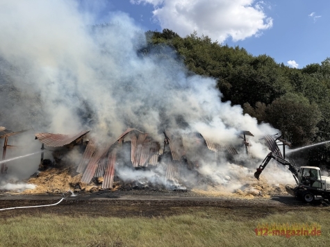 Rund 100 Einsatzkräfte bekämpften am 5. August 2026 den Brand einer Strohlagerhalle in Eimelrod.