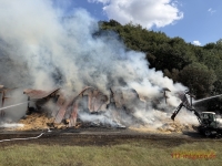 Rund 100 Einsatzkräfte bekämpften am 5. August 2026 den Brand einer Strohlagerhalle in Eimelrod.