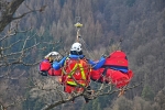 An der Winde des Hubschraubers ging es mit den Bergrettern aus der Felswand. Dieses Verfahren wird mehrmals im Jahr trainiert.