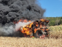 Ein Maishäcksler brannte am 6. September 2022 in der Gemarkung Vöhl komplett aus.