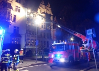 Am frühen Silvesterabend wurde die Feuerwehr Kassel zu einem Wohnungsbrand gerufen. In der Goethestraße wurde von Anwohnern Feuerschein in einer Wohnung wahrgenommen und daraufhin die Feuerwehr alarmiert.