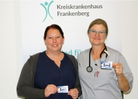 Ihre Preise für den ersten Platz (bei gleicher Punktzahl) nahmen persönlich in Empfang: v.l. Angela Eckel, Praxisanleiterin und Nicole Ludolph, Oberärztin in der Klinik für Innere Medizin. Nicht im Bild sind die Gewinner auf dem dritten Platz, den sich Andreas Orth und Thomas Wickert (beide IT) teilen.