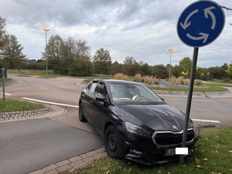 Eine Autofahrerin verunglückte am 11. Oktober 2026 im Kreisverkehr am Wohngebiet Homberg.