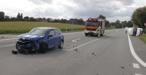 Drei Insassen wurden am 17. September 2025 leicht verletzt; die Beifahrerin kam mit dem Rettungswagen ins Krankenhaus, zwei Verletzte wurden vor Ort bzw. selbstständig behandelt.