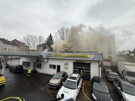 In der Straße Franzgraben stand ein Werkstattgebäude im Vollbrand, wobei der Eigentümer eine Rauchgasintoxikation erlitt und in ein Krankenhaus gebracht werden musste.