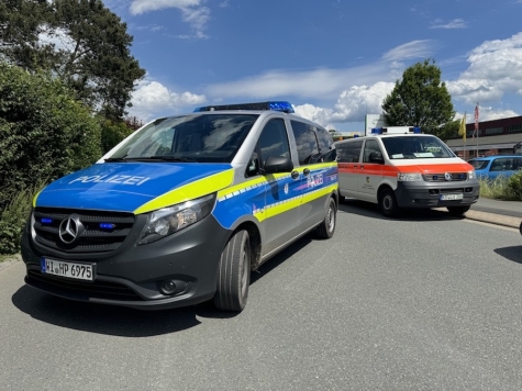 Die Ermittler hoffen auf Zeugenhinweise zum Unfallhergang. Der Fahrer wurde mit schweren Kopfverletzungen in ein Krankenhaus gebracht.