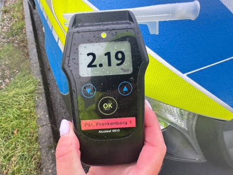 Eine Promillefahrt endete am 5. November 2025 abseits der Landesstraße 3076 im Feld.