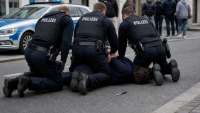 Der Mann ging die Nicolaistraße in Richtung Fußgängerzone entlang und hantierte mit dem Messer in der Luft.