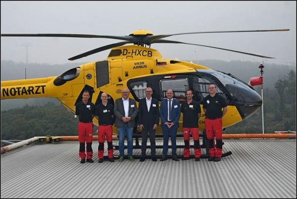 Die Führungsriege des Siegener Rettungshubschraubers und hochrangige Vertreter des ADAC Westfalen und der ADAC Luftrettung GmbH stellten sich zum Foto anlässlich des 40 jährigen Bestehens der Siegener Lufrettungsstation. 