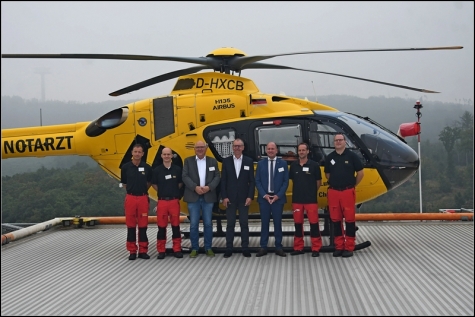 Die Führungsriege des Siegener Rettungshubschraubers und hochrangige Vertreter des ADAC Westfalen und der ADAC Luftrettung GmbH stellten sich zum Foto anlässlich des 40 jährigen Bestehens der Siegener Lufrettungsstation. 