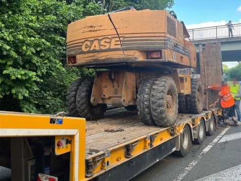 Auf der Landstraße 828 in Willebadessen ist am 15. Juni 2026 ein Tieflader mit einem aufgeladenen Bagger gegen eine Straßenbrücke geprallt.