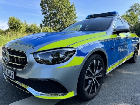 Auf dem REWE-Parkplatz in der Wildunger Landstraße wurde am 17. Juni 2026 ein schwarzer Audi Q2 beschädigt.