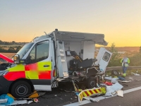 Auf der A 44 zwischen Diemelstadt und Warburg prallte ein Sattelzug gegen einen auf dem Seitenstreifen stehenden Rettungswagen.