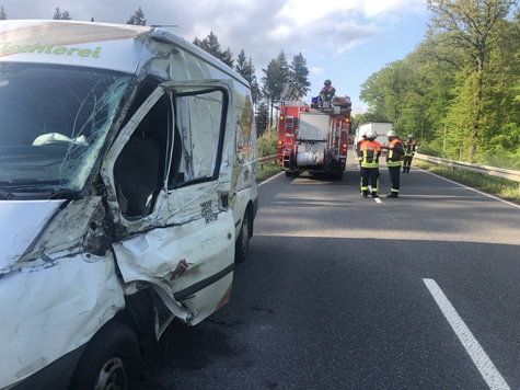 Unfall auf der B 450 - über 50.000 Euro Schaden, eine Person verletzt